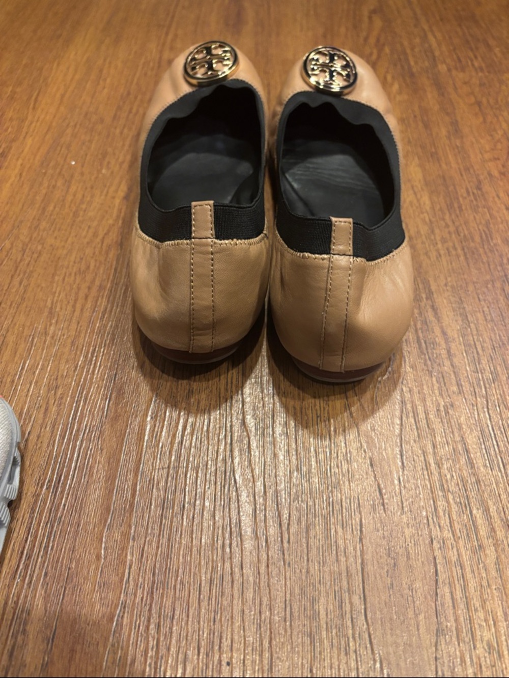Tory Burch Beige Tan Leather Logo Ballet Flats - Picture 2 of 3
